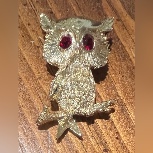 Vintage Gerry’s Owl Gold Tone Brooch Pin with Red Rhinestone Eyes - Picture 4 of 9